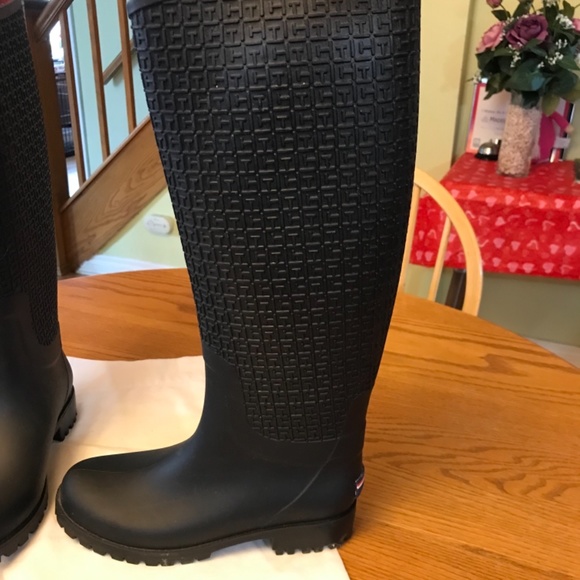 Tommy Hilfiger - Picture 2 of 3